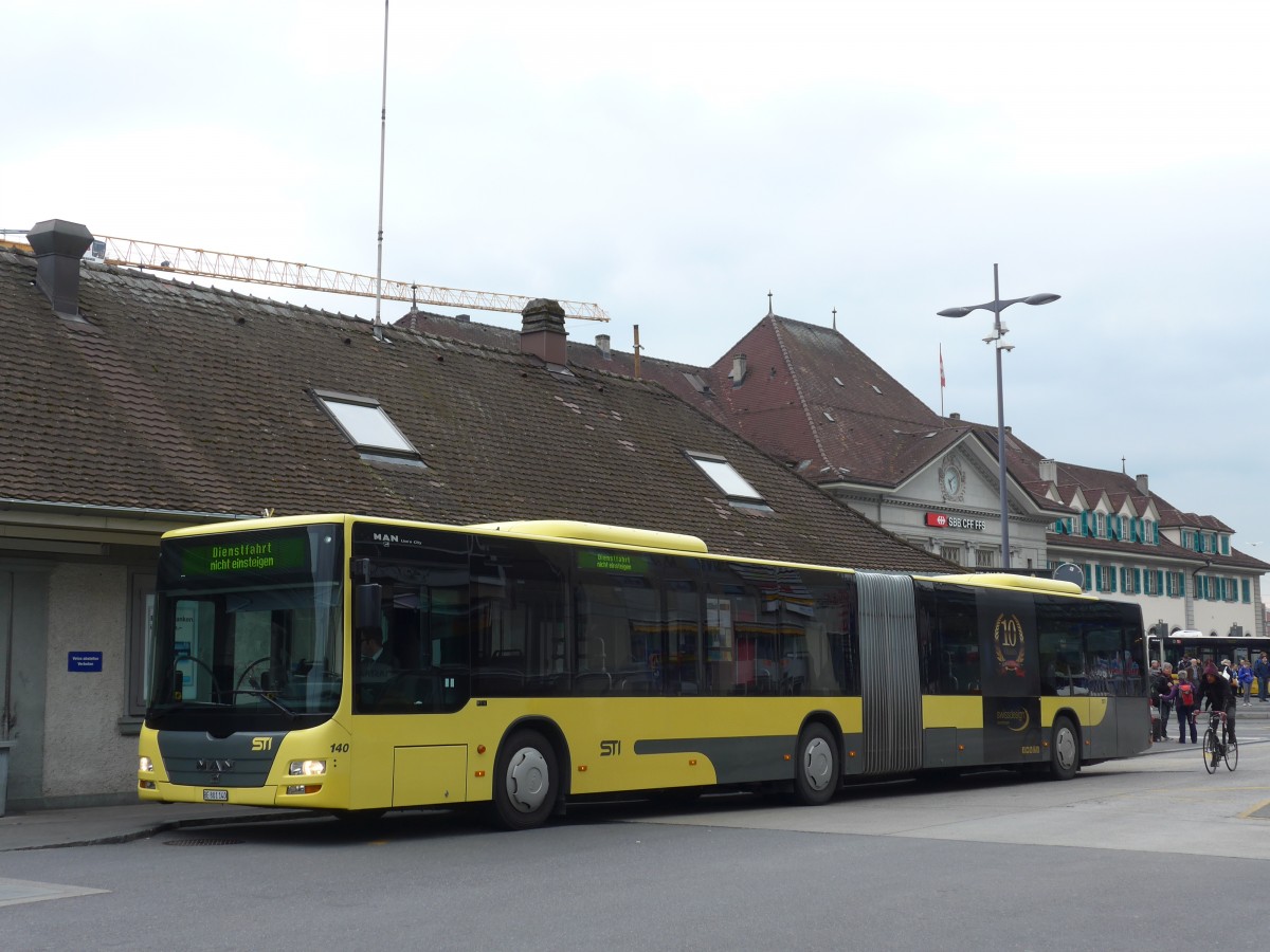 (159'940) - STI Thun - Nr. 140/BE 801'140 - MAN am 18. M�rz 2015 beim Bahnhof Thun