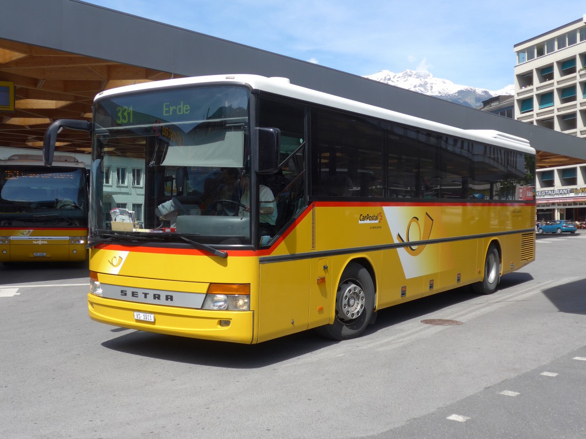 (160'389) - Ev�quoz, Erde - VS 1011 - Setra am 10. Mai 2015 beim Bahnhof Sion