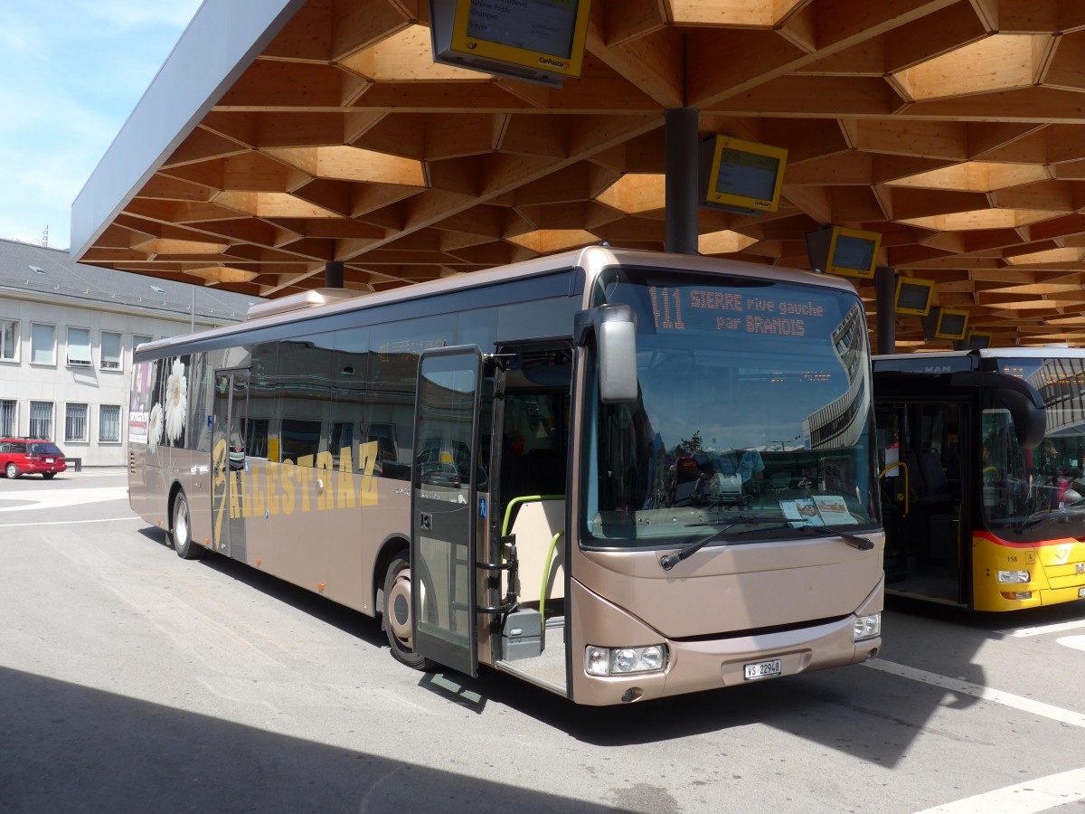 (160'397) - Ballestraz, Gr�ne - VS 22'948 - Irisbus am 10. Mai 2015 beim Bahnhof Sion