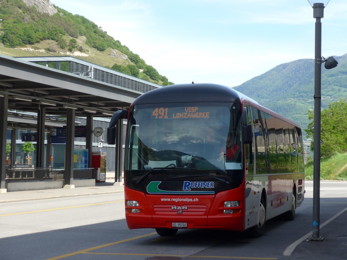 (160'456) - Ruffiner, Turtmann - VS 95'740 - MAN (ex Th�sac, D-Windischleuba) am 10. Mai 2015 beim Bahnhof Leuk
