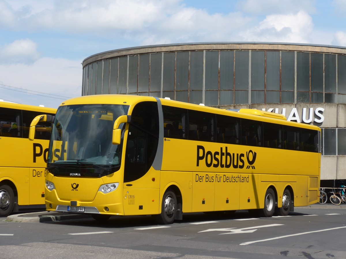 (162'699) - Divan-Reisen, Duisburg - DU-IU 44 - Scania/Lahden am 27. Juni 2015 beim Bahnhof W�rzburg