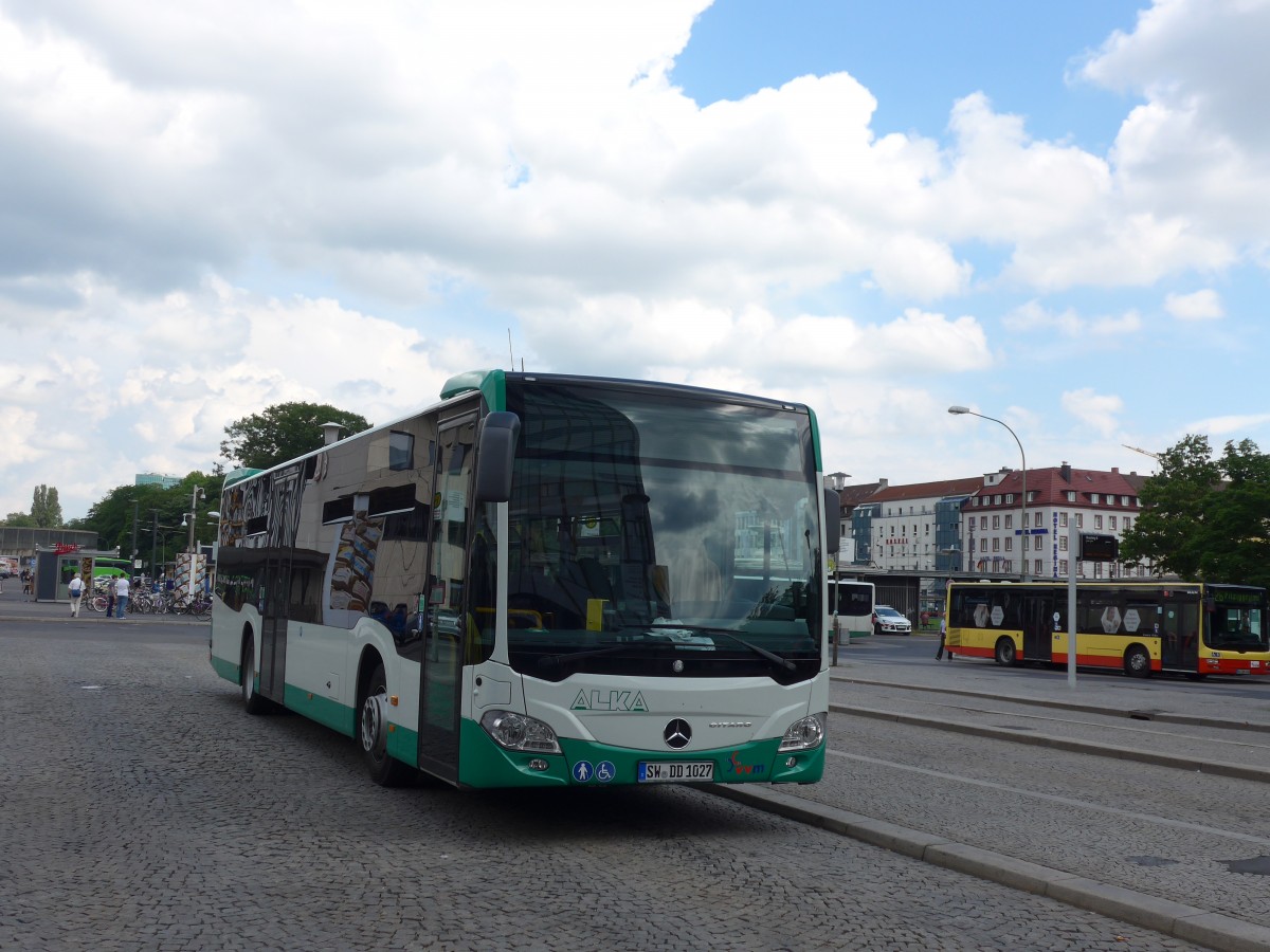 (162'712) - ALKA-Reisen, Schwanfeld - SW-DD 1027 - Mecedes am 27. Juni 2015 beim Bahnhof W�rzburg