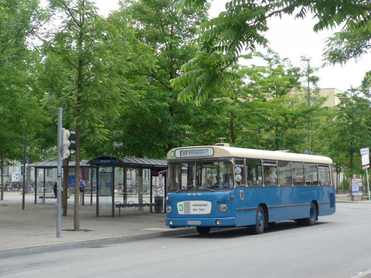 (162'848) - MVG M�nchen (OCM) - Nr. 4002/M-MA 163H - MAN am 28. Juni 2015 in M�nchen, Bahnhof Giesing