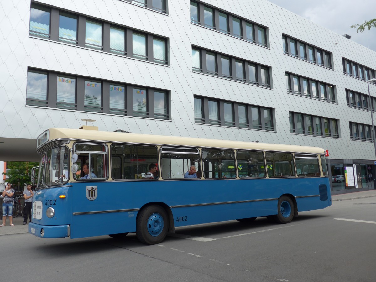 (162'850) - MVG M�nchen (OCM) - Nr. 4002/M-MA 163H - MAN am 28. Juni 2015 in M�nchen, Bahnhof Giesing