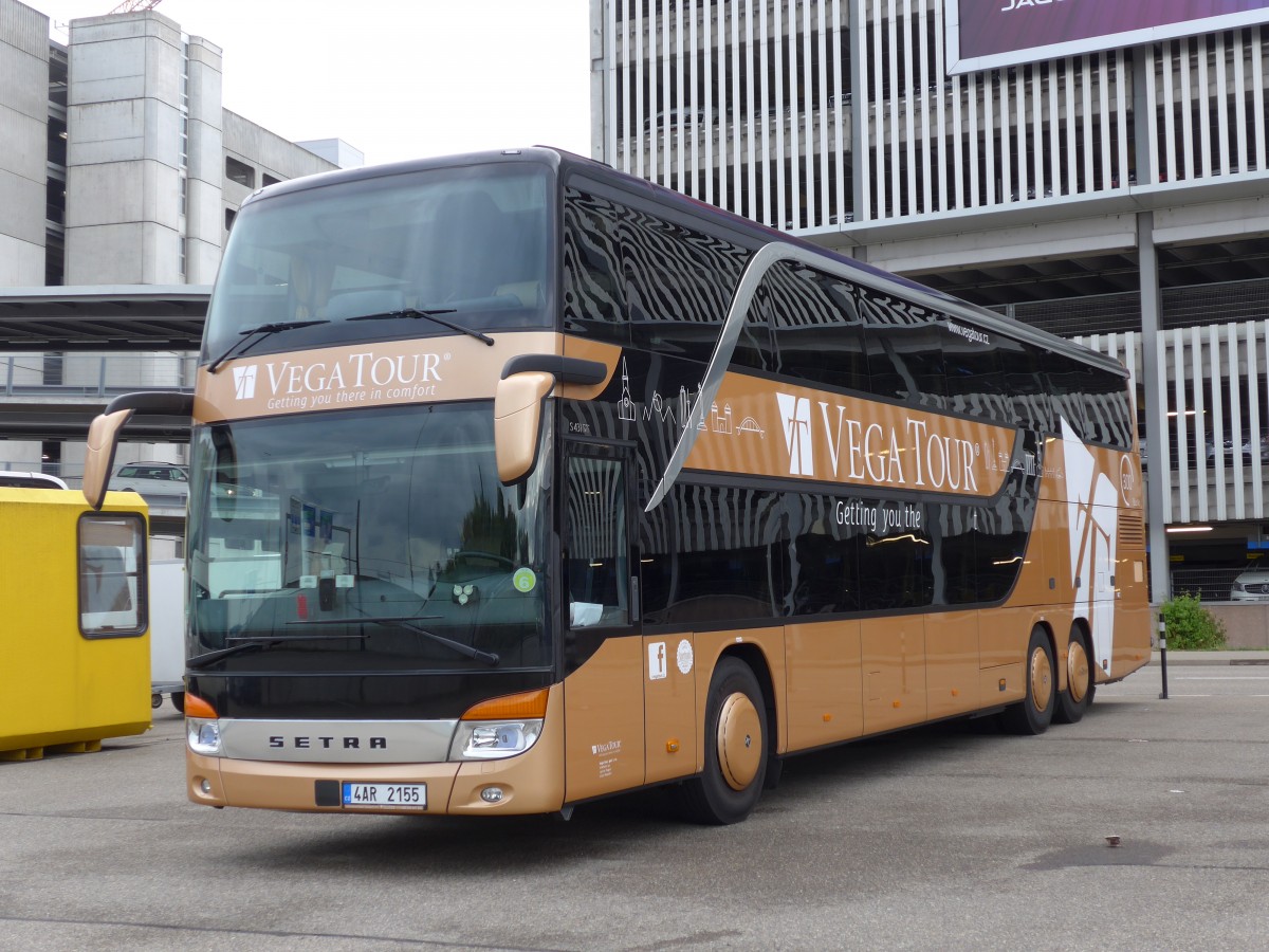 (163'328) - Aus Tschechien: Vega Tour, Praha - 4AR 2155 - Setra am 15. August 2015 in Z�rich, Flughafen