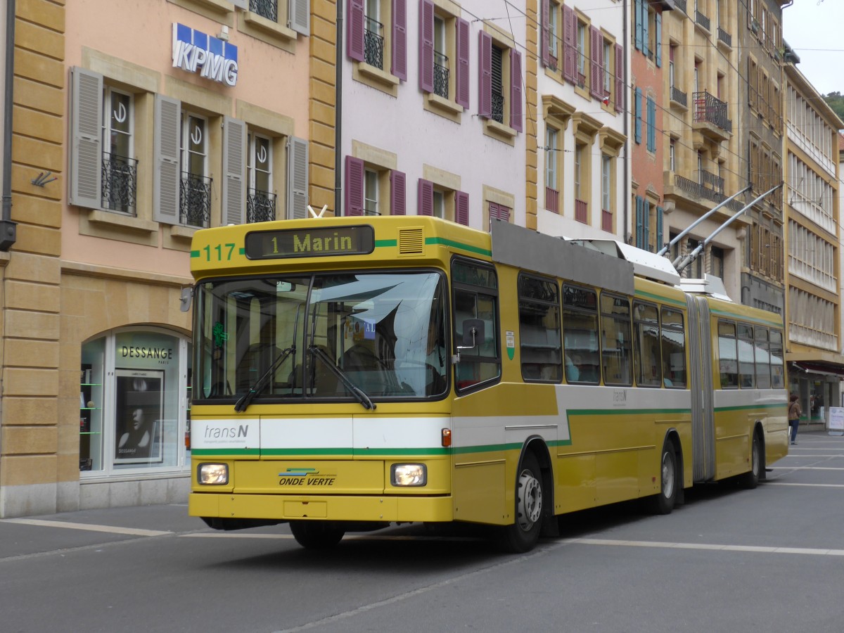 (164'810) - transN, La Chaux-de-Fonds - Nr. 117 - NAW/Hess Gelenktrolleybus (ex TN Neuch�tel Nr. 117) am 15. September 2015 in Neuch�tel, Place Pury