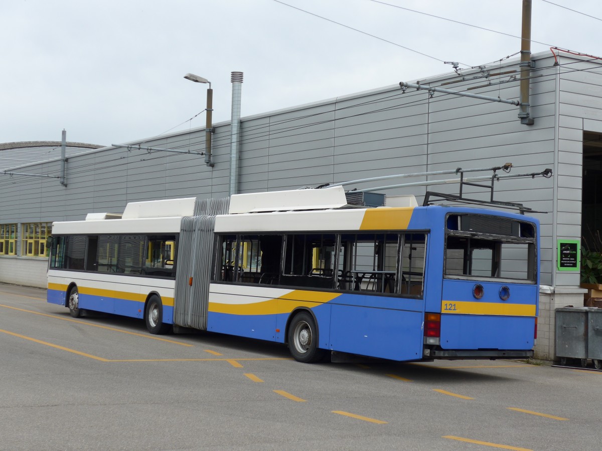 (164'819) - transN, La Chaux-de-Fonds - Nr. 121 - NAW/Hess Gelenktrolleybus (ex TC La Chaux-de-Fonds Nr. 121) am 15. September 2015 in Marin, D�p�t
