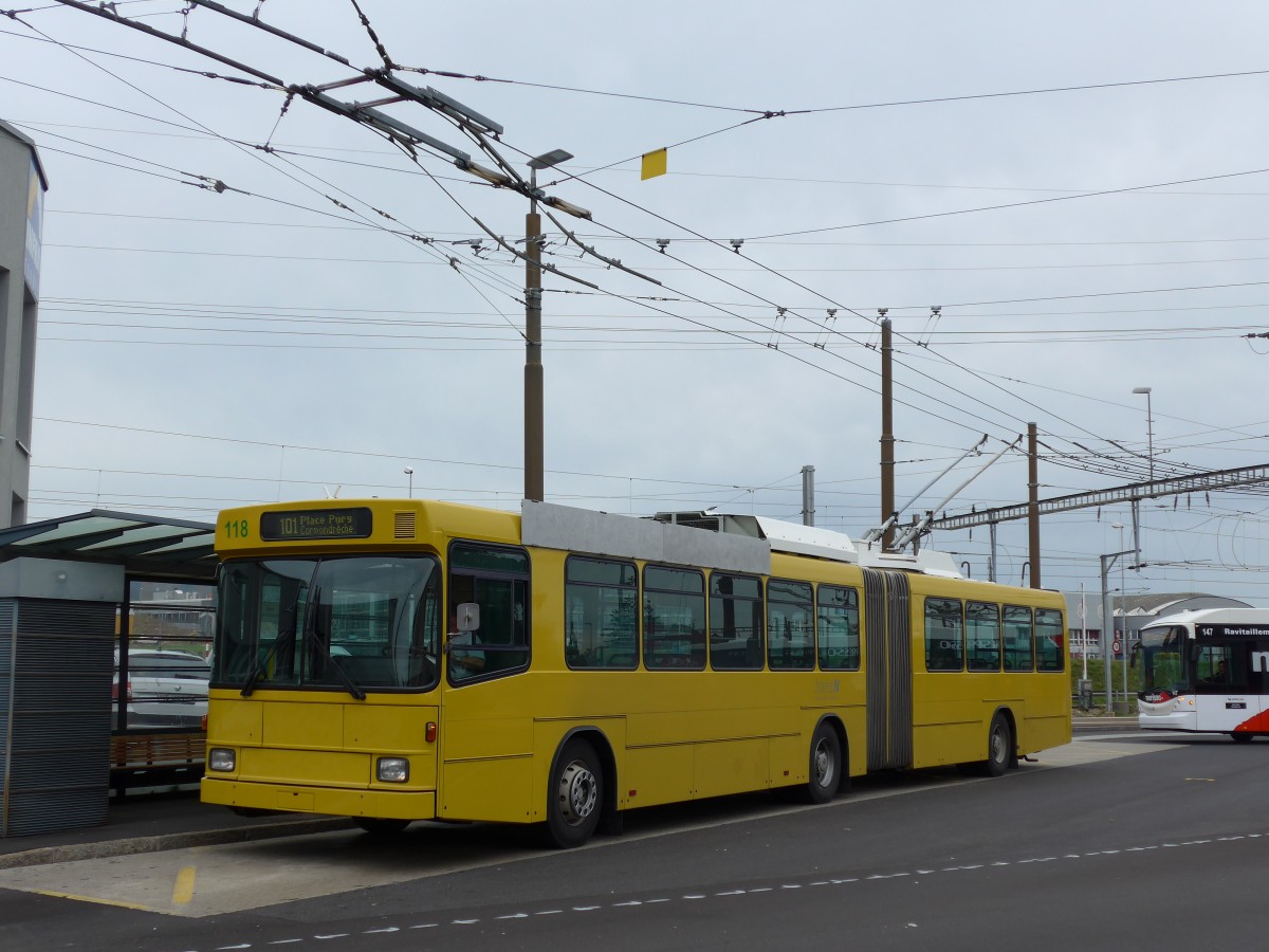 (164'825) - transN, La Chaux-de-Fonds - Nr. 118 - NAW/Hess Gelenktrolleybus (ex TN Neuch�tel Nr. 118) am 15. September 2015 beim Bahnhof Marin-Epagnier