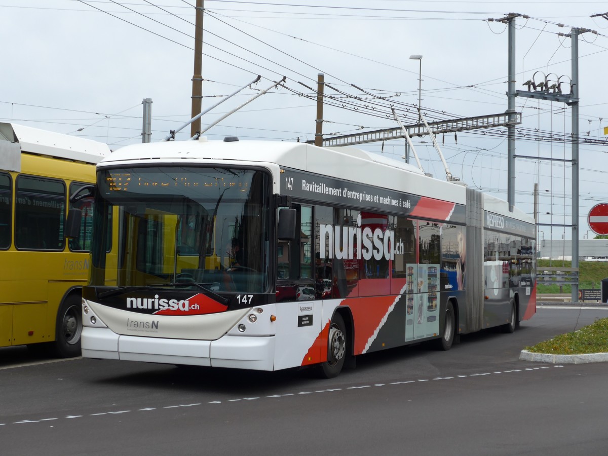 (164'826) - transN, La Chaux-de-Fonds - Nr. 147 - Hess/Hess Gelenktrolleybus (ex TN Neuch�tel Nr. 147) am 15. September 2015 beim Bahnhof Marin-Epagnier