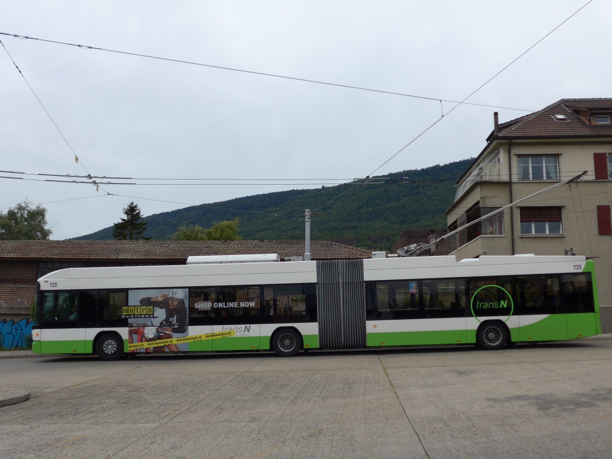 (164'830) - transN, La Chaux-de-Fonds - Nr. 135 - Hess/Hess Gelenktrolleybus (ex TN Neuch�tel Nr. 135) am 15. September 2015 in St-Blaise, Centre