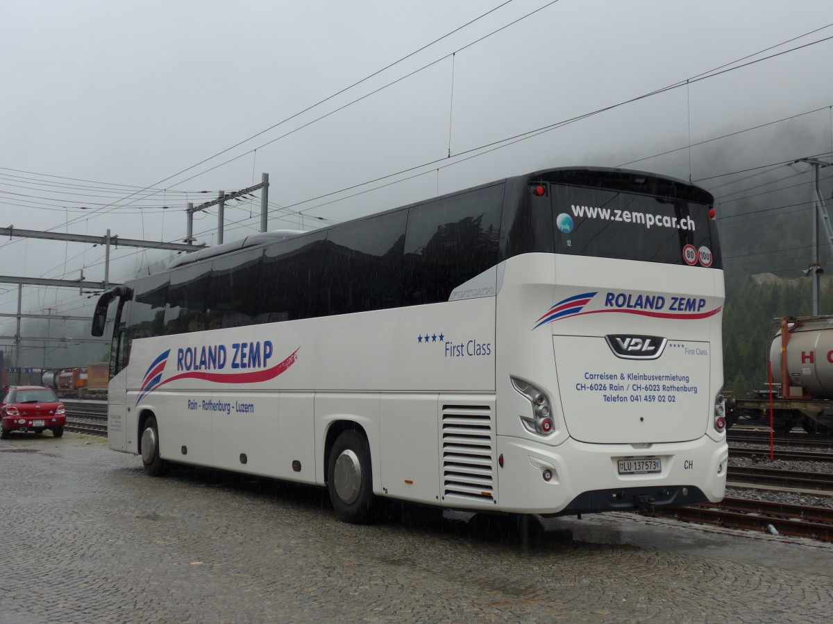 (164'921) - Zemp, Rothenburg - Nr. 6/LU 137'573 - VDL am 16. September 2015 beim Bahnhof Airolo