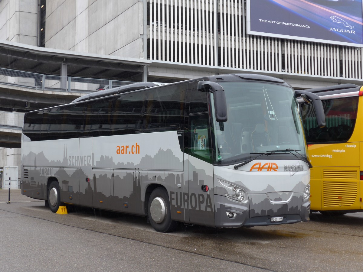 (165'002) - AAR bus+bahn, Aarau - AG 387'665 - VDL am 17. September 2015 in Z�rich, Flughafen