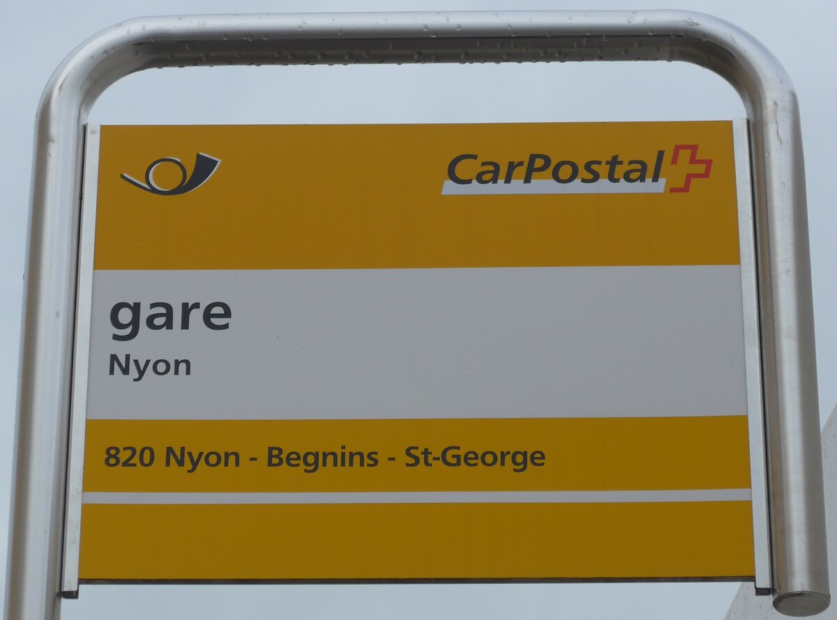 (165'053) - PostAuto-Haltestellenschild - Nyon, gare - am 18. September 2015