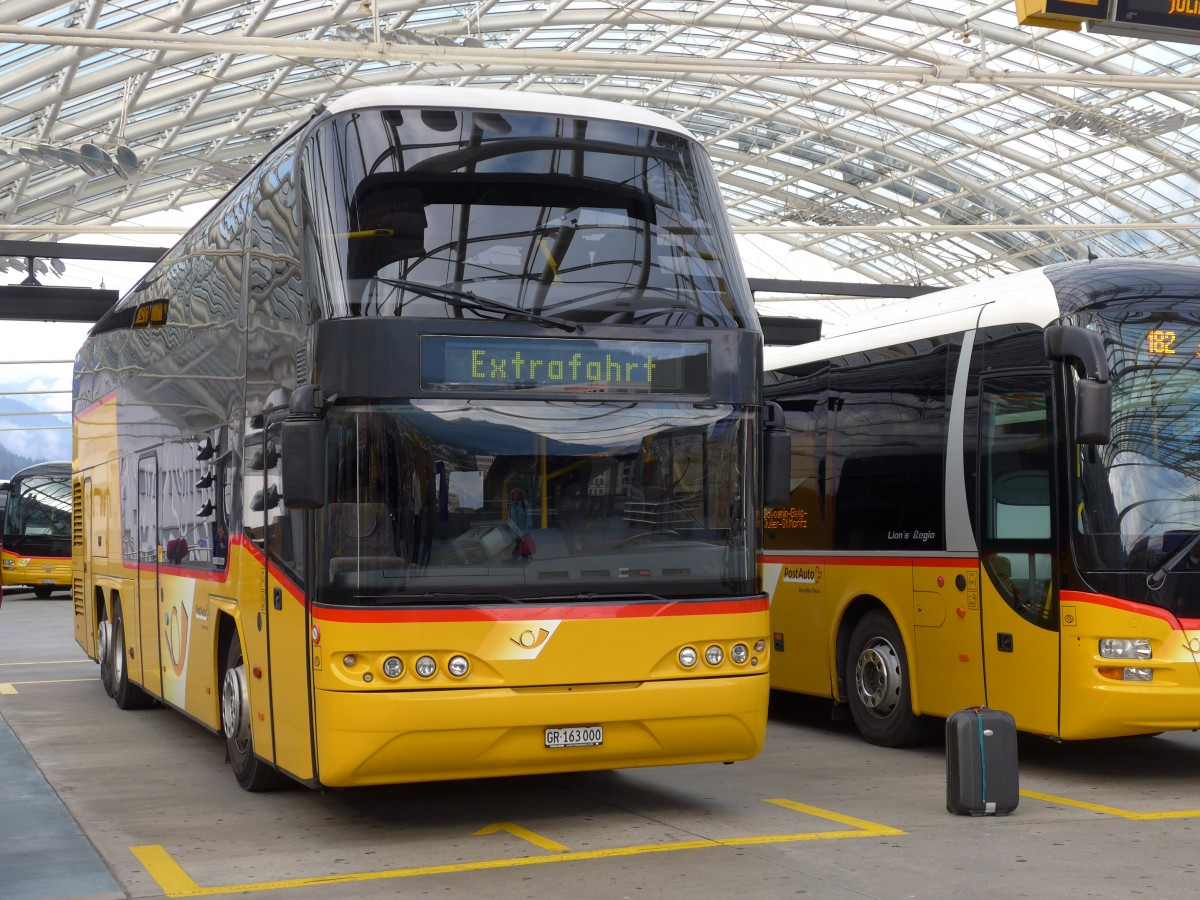 (165'182) - PostAuto Graub�nden - GR 163'000 - Neoplan am 19. September 2015 in Chur, Postautostation