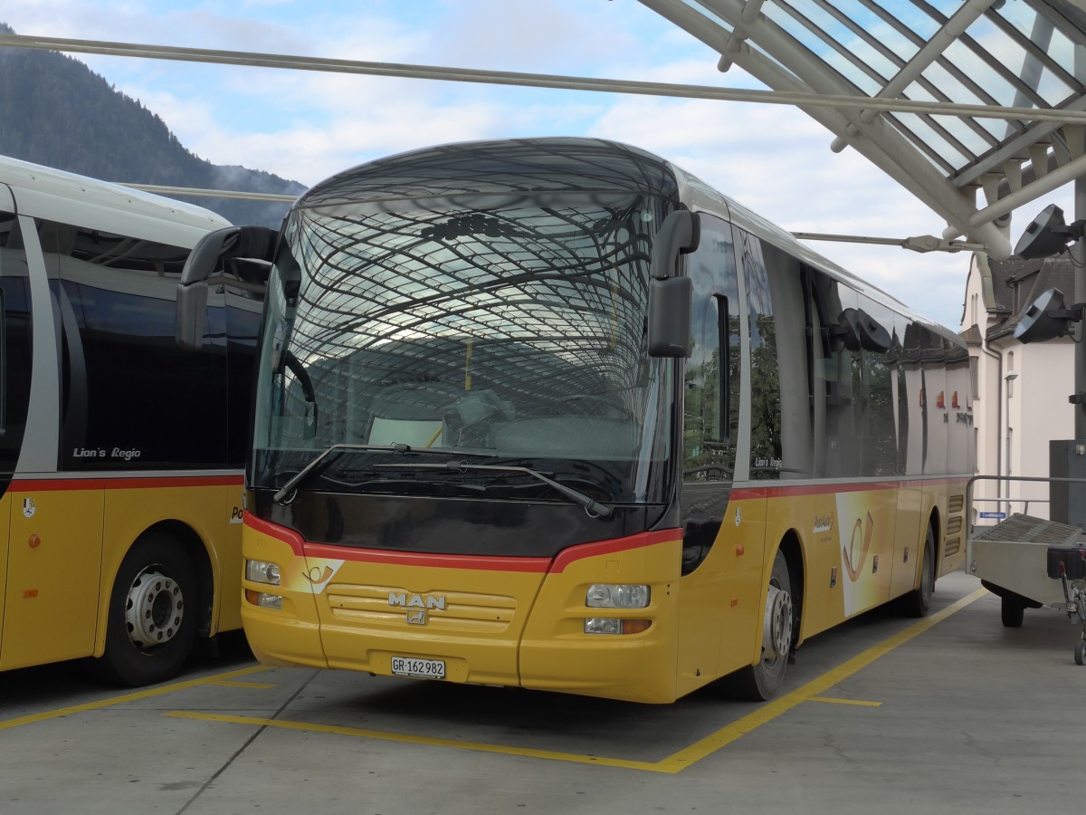 (165'194) - PostAuto Graub�nden - GR 162'982 - MAN am 19. September 2015 in Chur, Postautostation