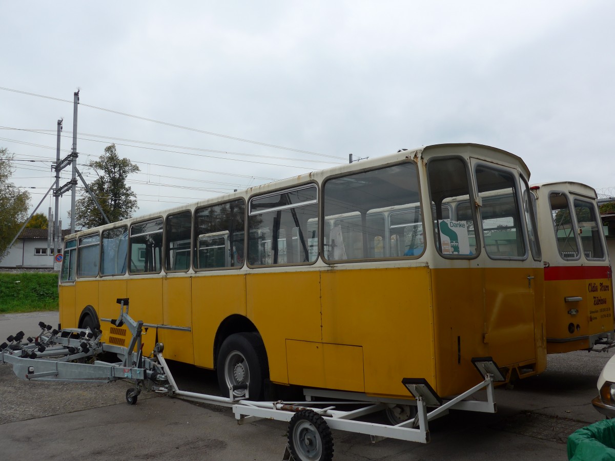 (166'178) - Oldie-Tours Z�risee, Wollerau - Nr. 16 - Saurer/R&J am 10. Oktober 2015 in Uznach, Garage