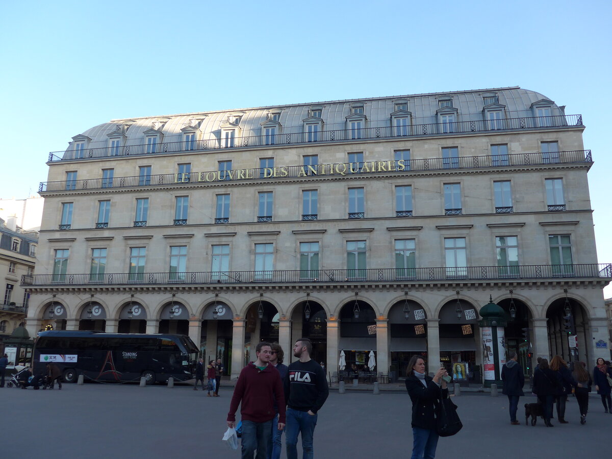 (166'711) - Standing, Paris - CH 327 TY - Neoplan am 15. November 2015 in Paris, Louvre