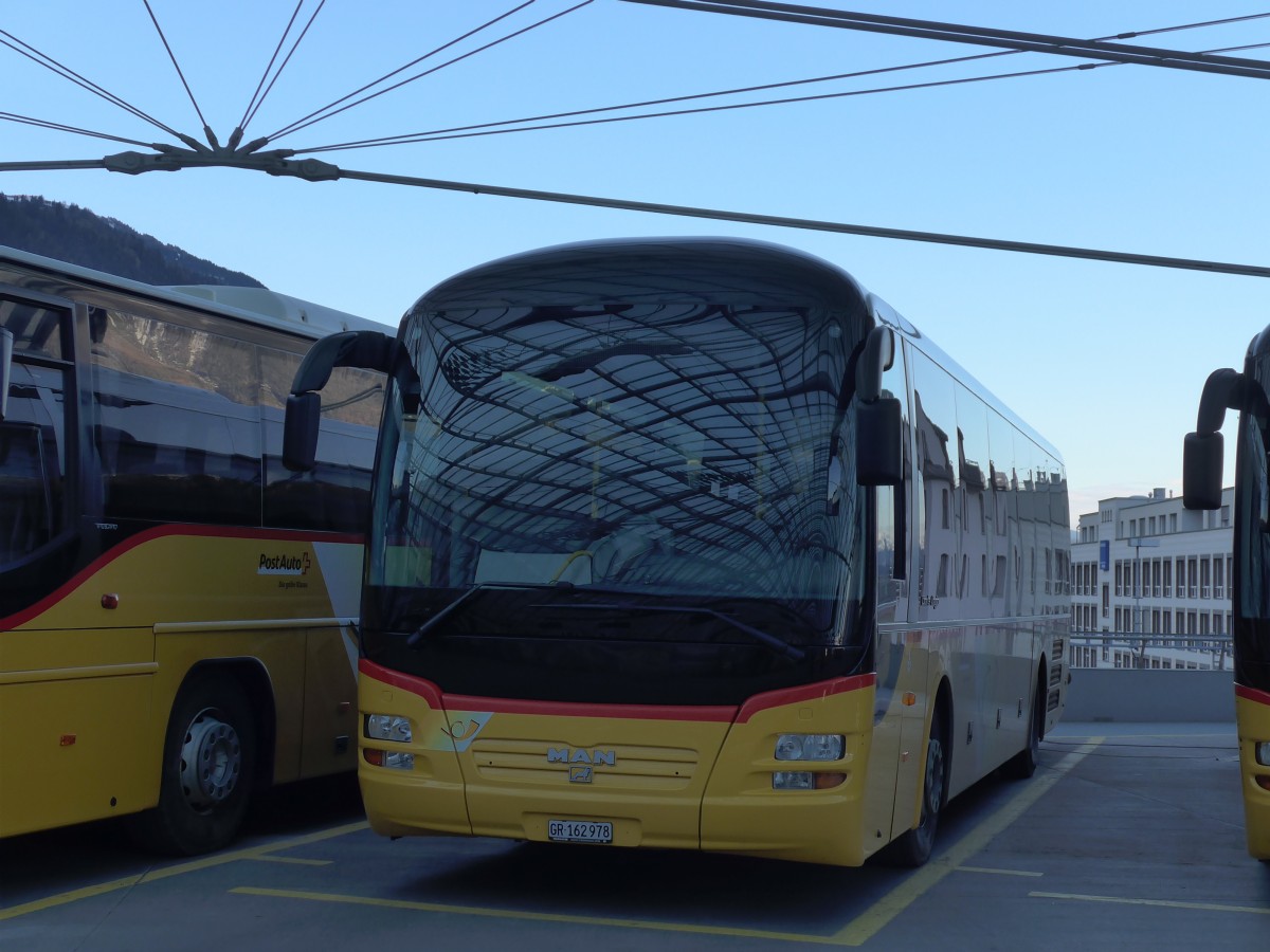(167'602) - PostAuto Graub�nden - GR 162'978 - MAN am 5. Dezember 2015 in Chur, Postautostation