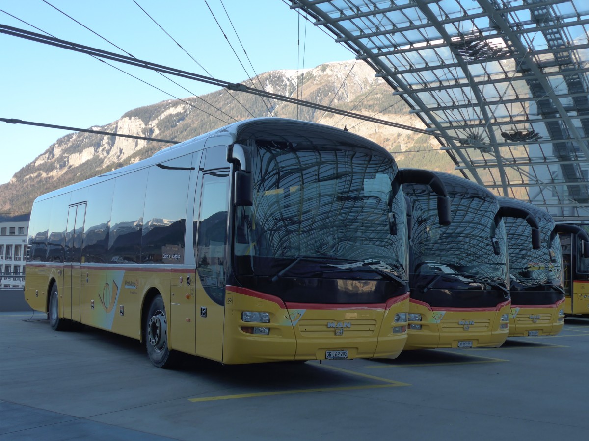 (167'608) - PostAuto Graub�nden - GR 162'992 - MAN am 5. Dezember 2015 in Chur, Postautostation