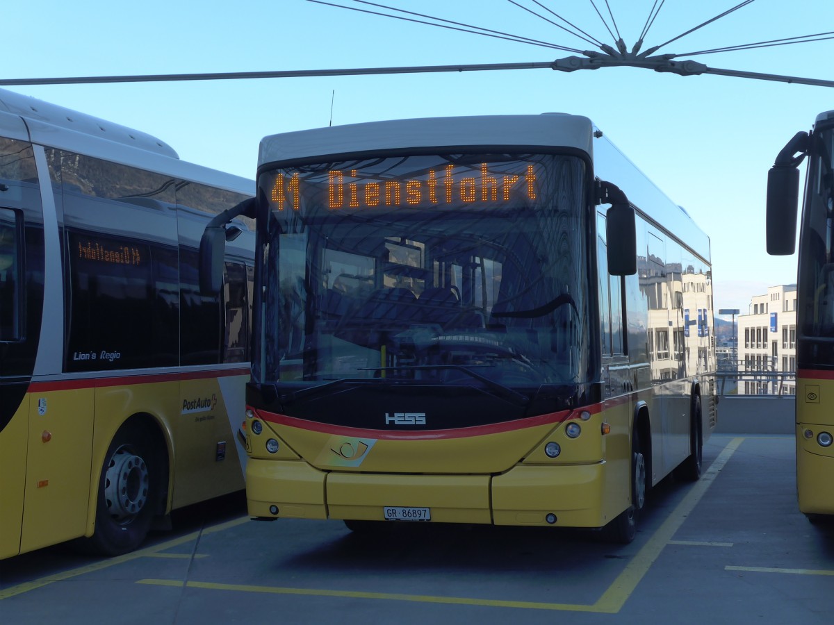 (167'627) - PostAuto Graub�nden - GR 86'897 - Scania/Hess am 5. Dezember 2015 in Chur, Postautostation
