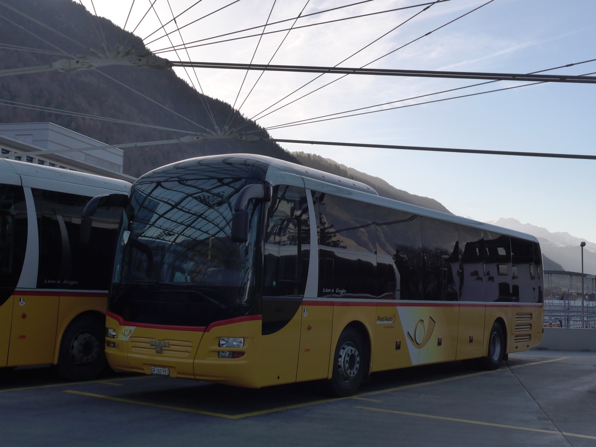 (167'836) - PostAuto Graub�nden - GR 162'991 - MAN am 19. Dezember 2015 in Chur, Postautostation