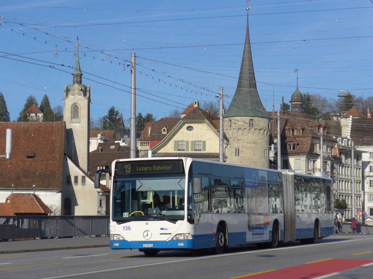 (167'945) - VBL Luzern - Nr. 136/LU 199'436 - Mercedes am 25. Dezember 2015 in Luzern, Bahnhofbr�cke