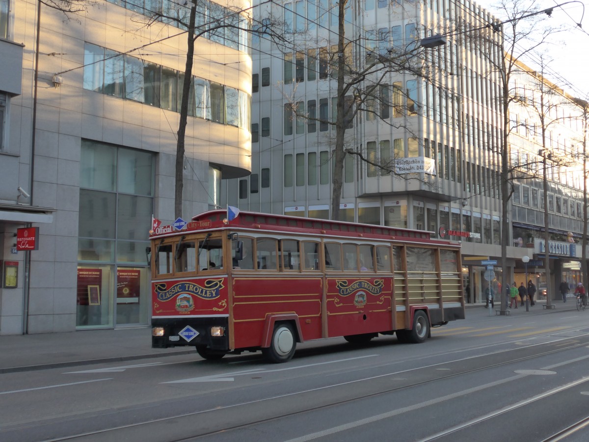 (168'040) - Meier, Z�rich - ZH 425'832 - Classic Trolley am 26. Dezember 2015 in Z�rich, L�wenstrasse