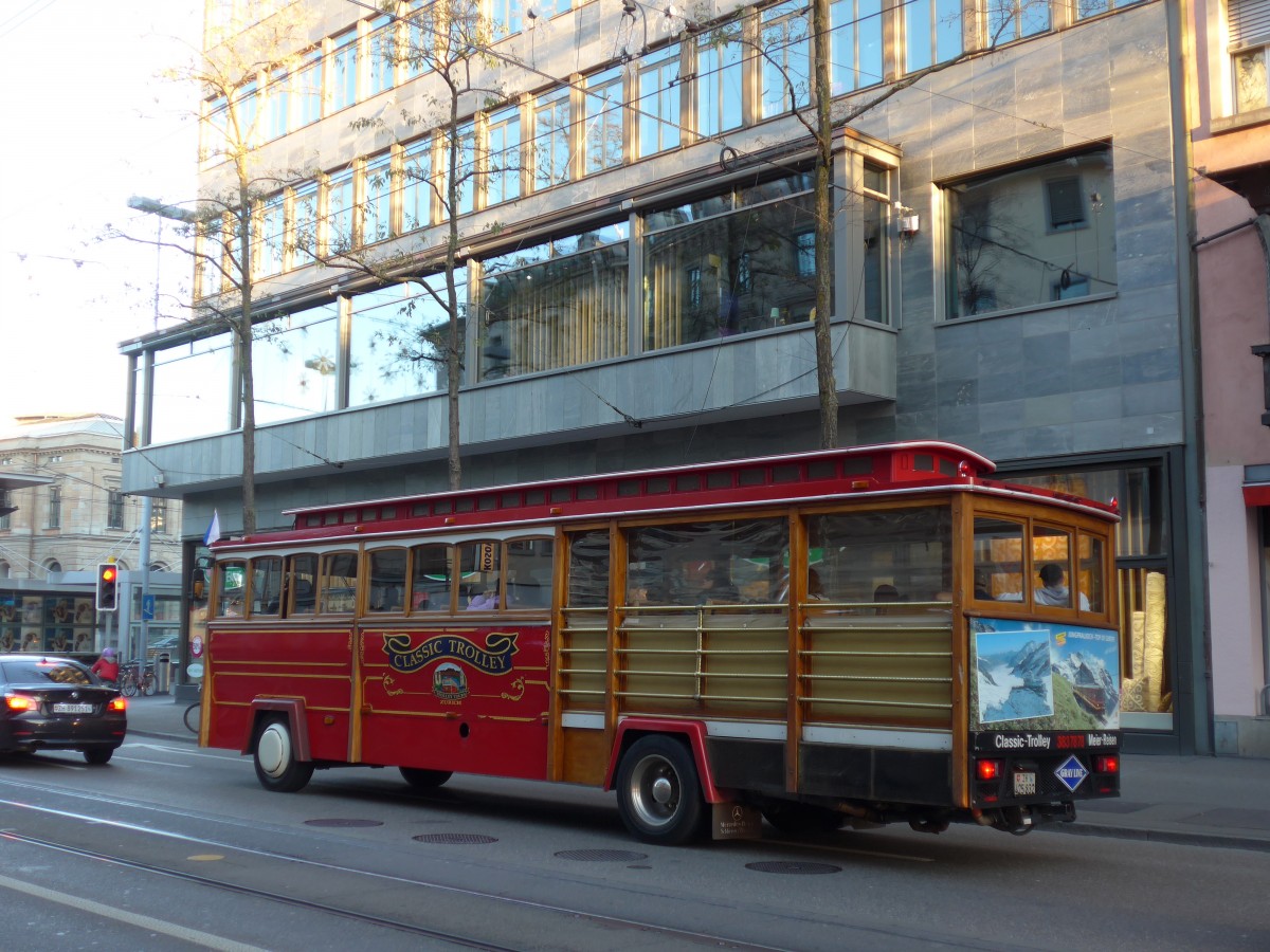 (168'041) - Meier, Z�rich - ZH 425'832 - Classic Trolley am 26. Dezember 2015 in Z�rich, L�wenstrasse