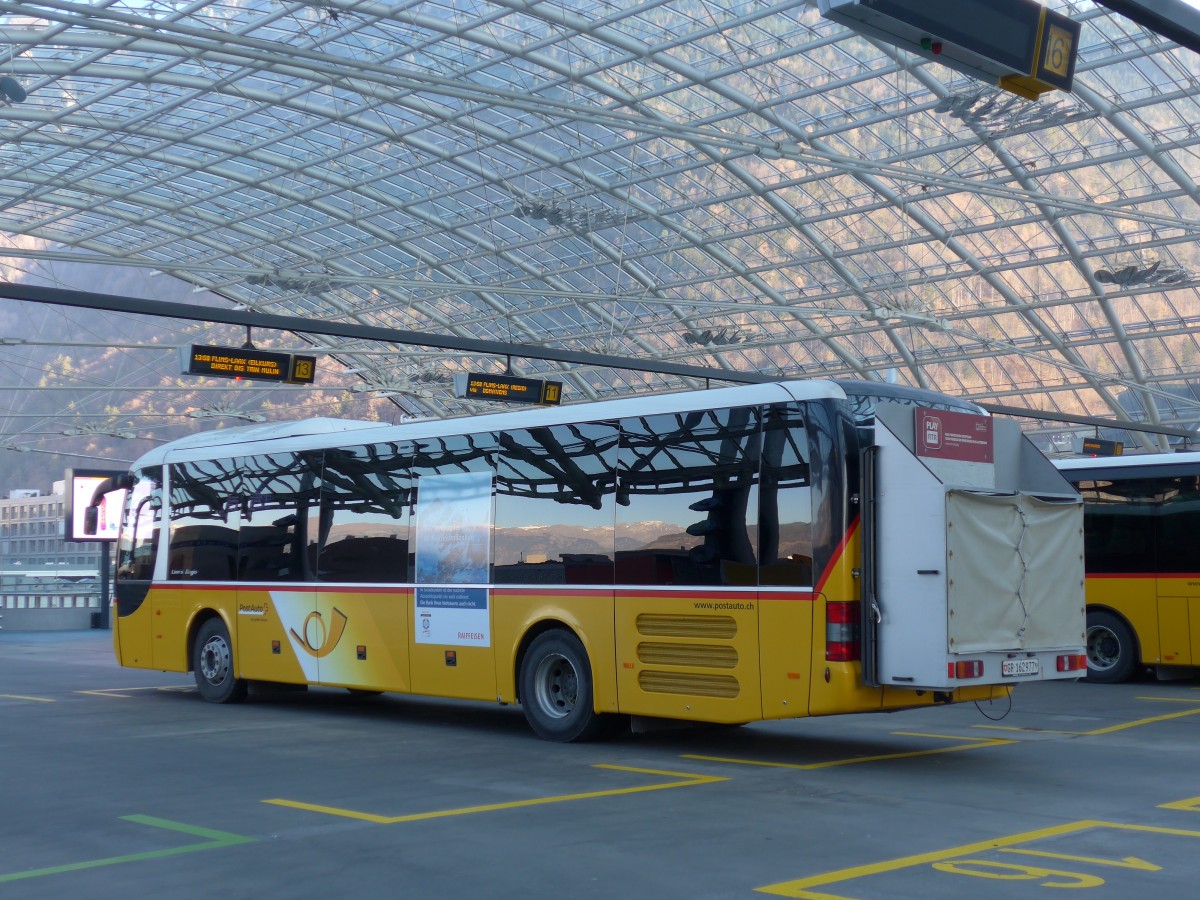 (168'091) - PostAuto Graub�nden - GR 162'977 - MAN am 29. Dezember 2015 in Chur, Postautostation
