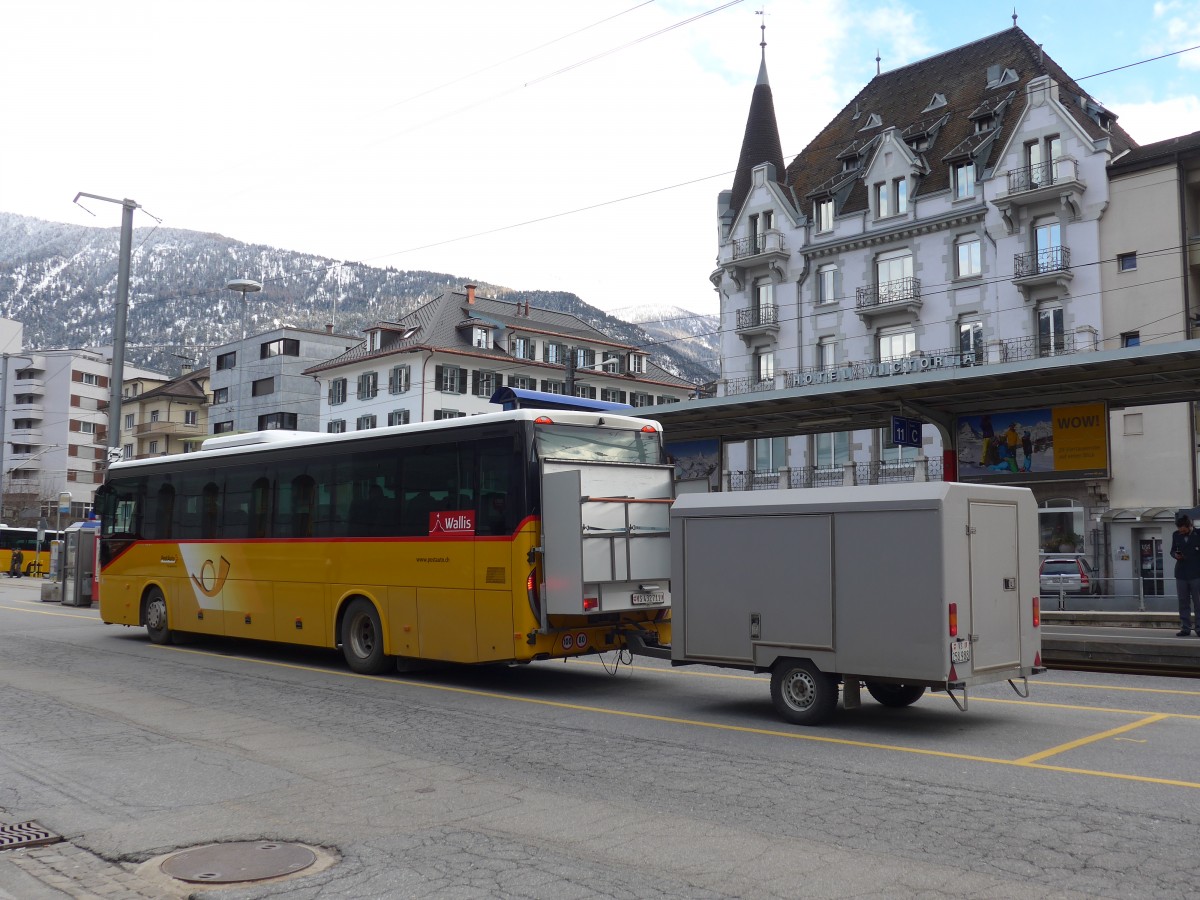 (169'065) - PostAuto Wallis - VS 432'711 - Iveco am 6. M�rz 2016 beim Bahnhof Brig