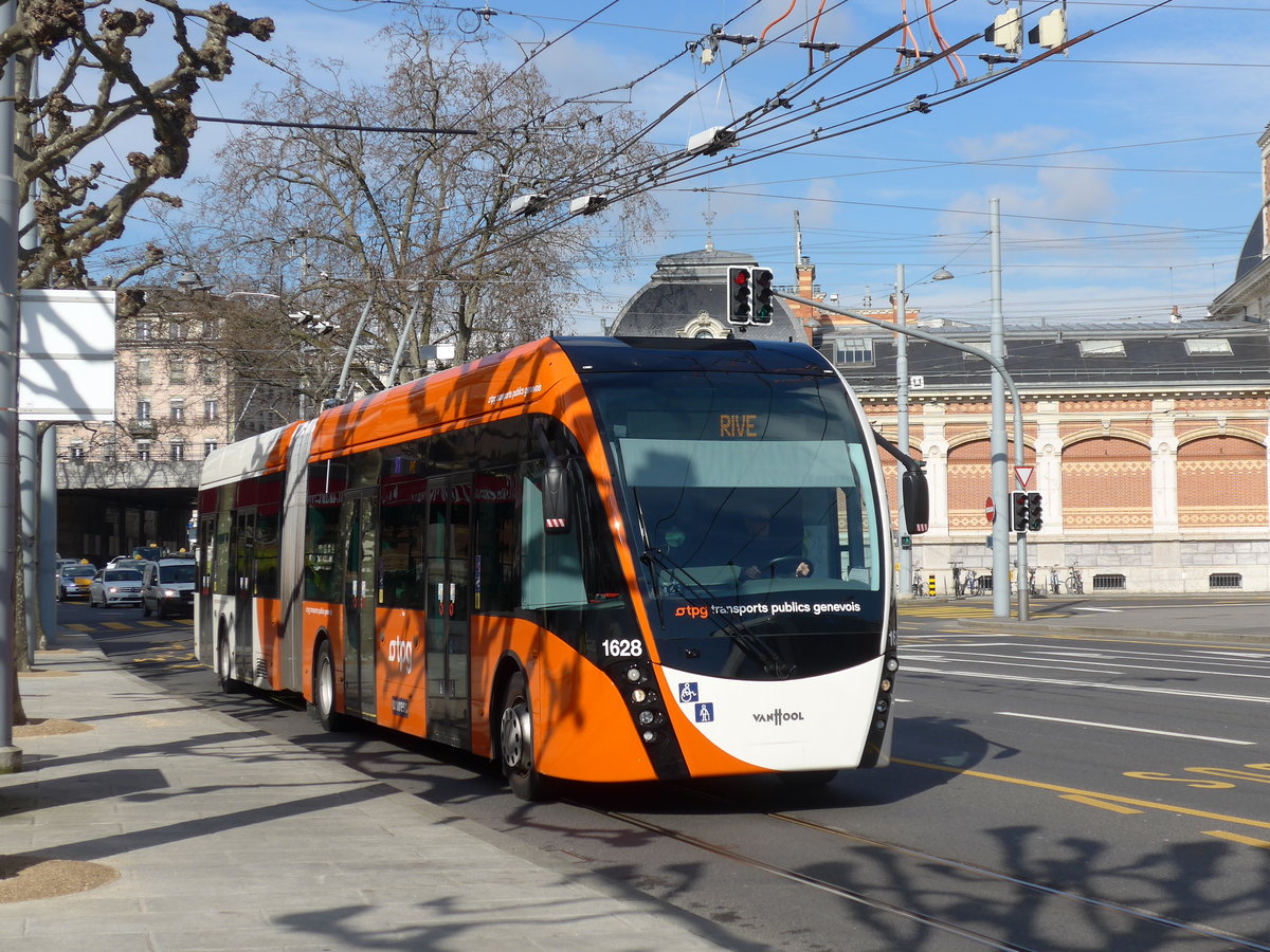 (169'107) - TPG Gen�ve - Nr. 1628 - Van Hool Gelenktrolleybus am 7. M�rz 2016 in Gen�ve, Place des Vingt-Deux-Cantons