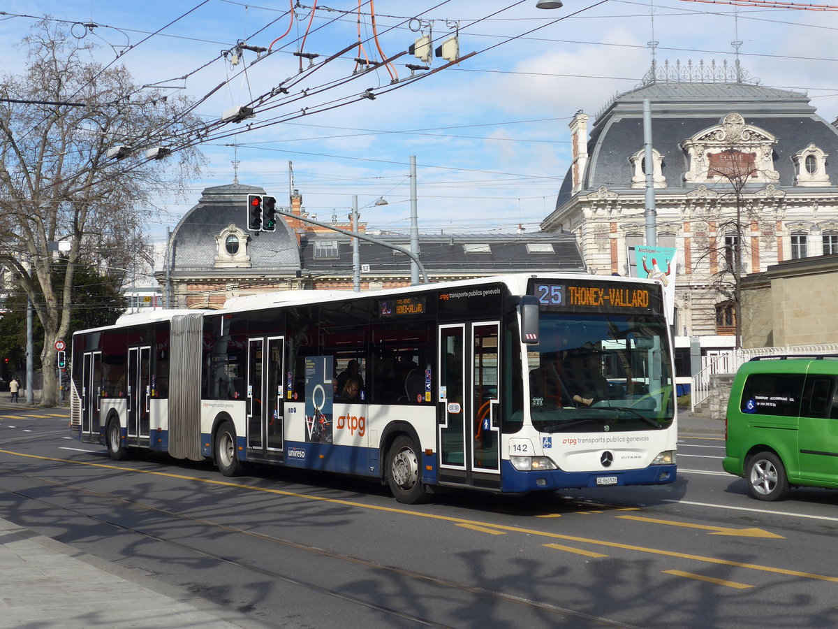 (169'123) - TPG Gen�ve - Nr. 142/GE 960'526 - Mercedes am 7. M�rz 2016 in Gen�ve, Place des Vingt-Deux-Cantons