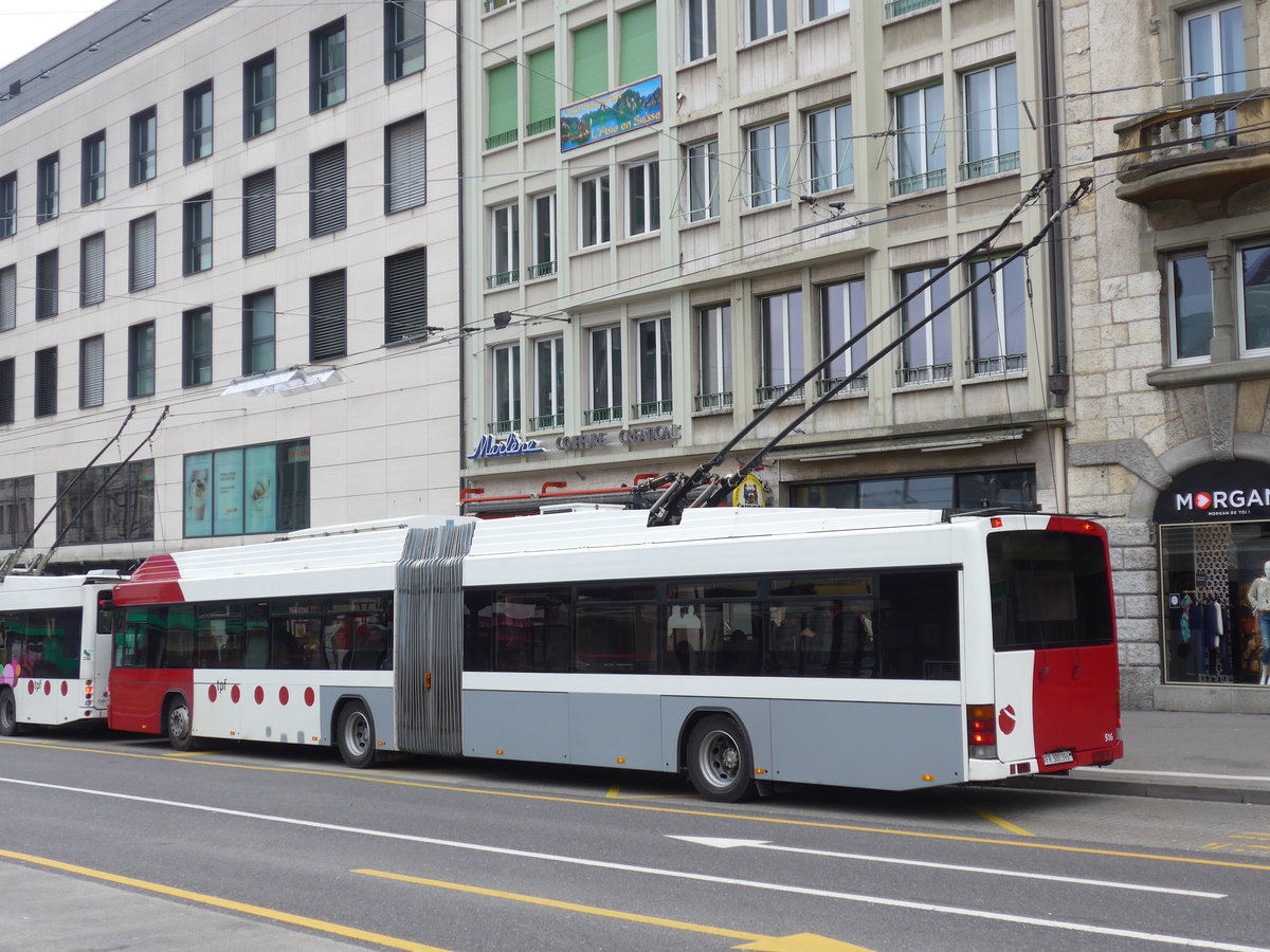 (169'240) - TPF Fribourg - Nr. 516/FR 300'396 - MAN/Hess Gelenkduobus am 13. M�rz 2016 beim Bahnhof Fribourg