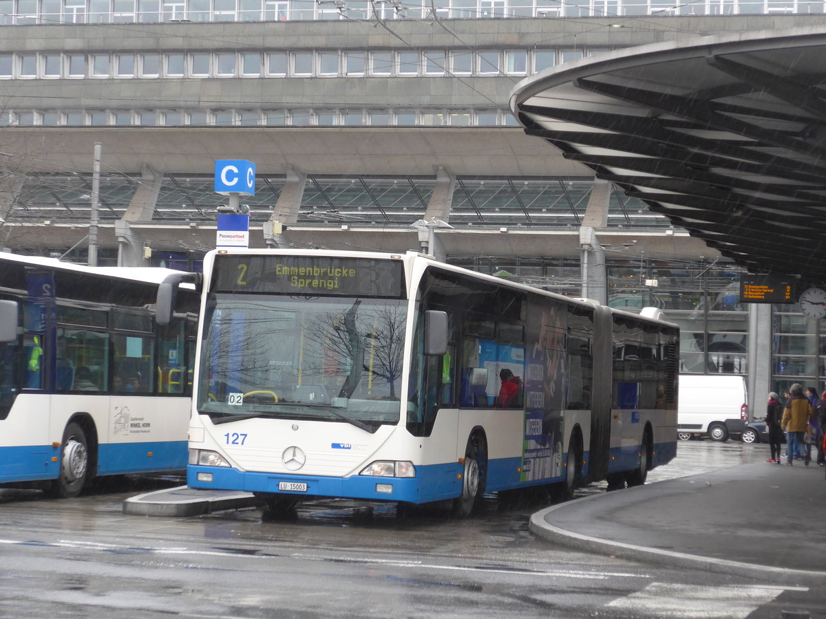 (169'461) - VBL Luzern - Nr. 127/LU 15'003 - Mercedes am 25. M�rz 2016 beim Bahnhof Luzern