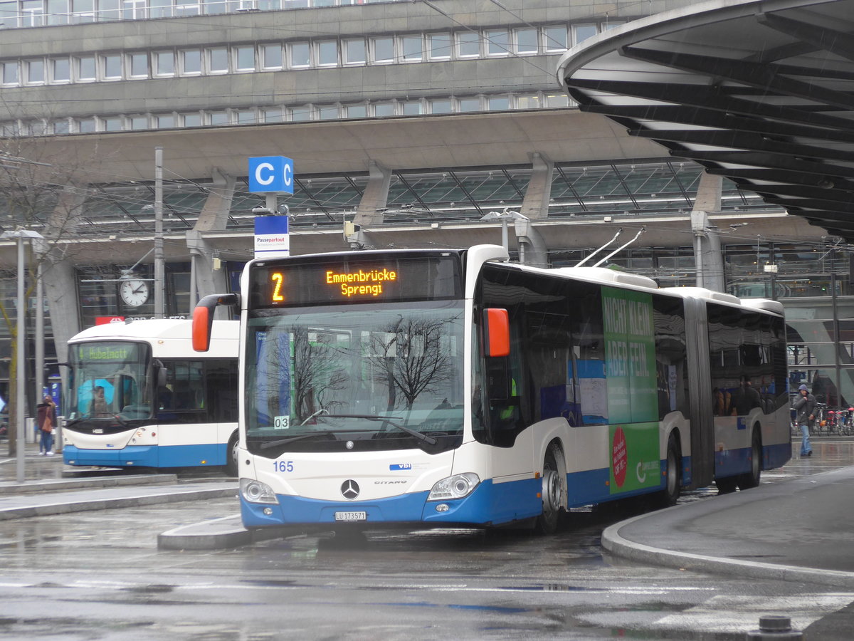 (169'481) - VBL Luzern - Nr. 165/LU 173'571 - Mercedes am 25. M�rz 2016 beim Bahnhof Luzern