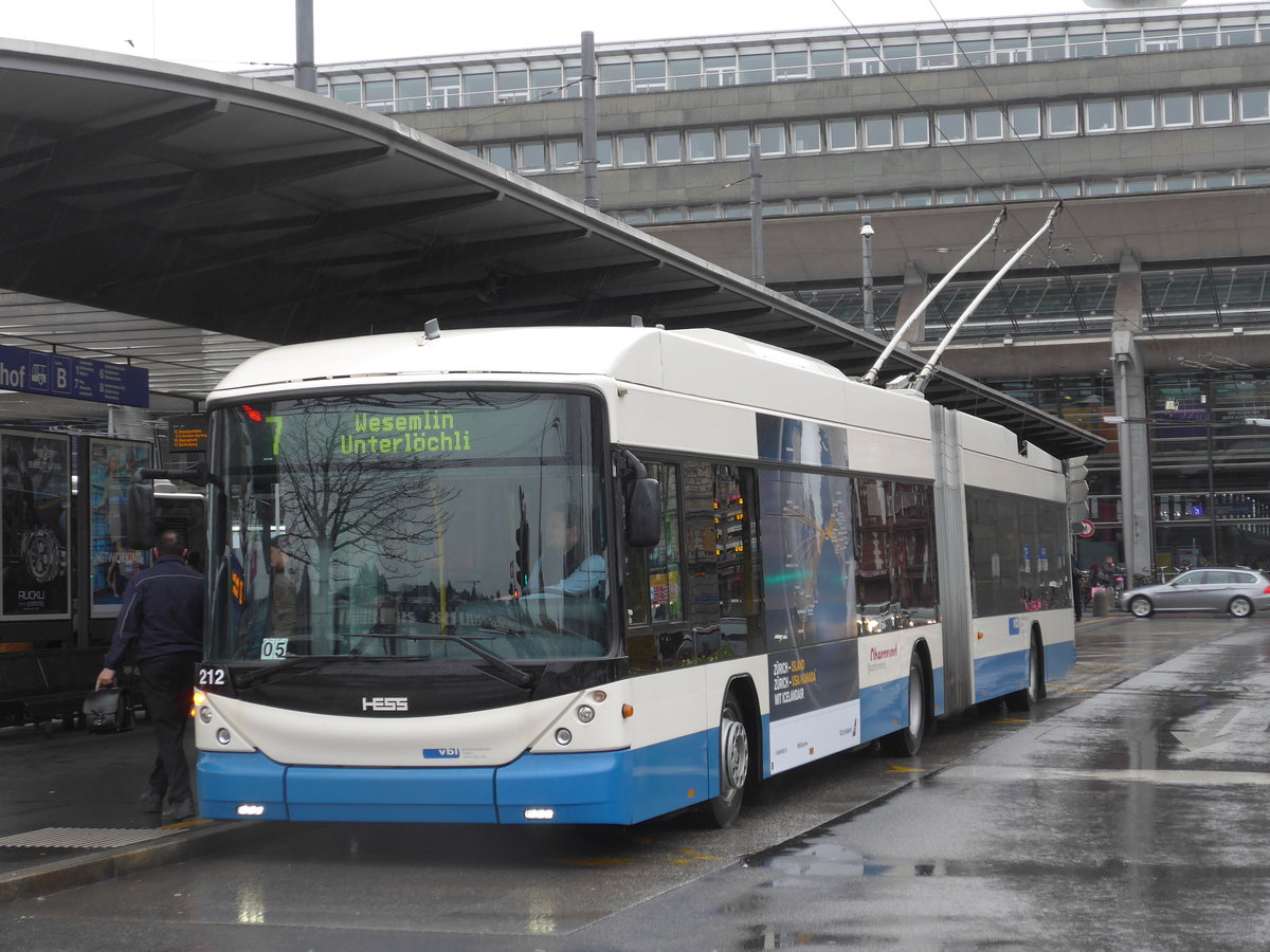 (169'487) - VBL Luzern - Nr. 212 - Hess/Hess Gelenktrolleybus am 25. M�rz 2016 beim Bahnhof Luzern