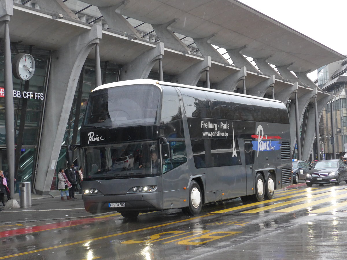 (169'491) - Aus Deutschland: Parisliner, Freiburg - FR-PA 200 - Neoplan am 25. M�rz 2016 beim Bahnhof Luzern