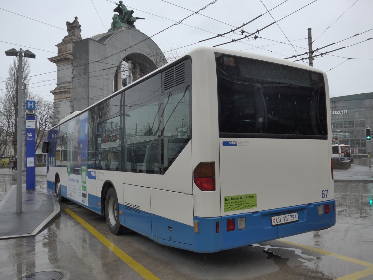 (169'495) - VBL Luzern - Nr. 67/LU 15'729 - Mercedes am 25. M�rz 2016 beim Bahnhof Luzern