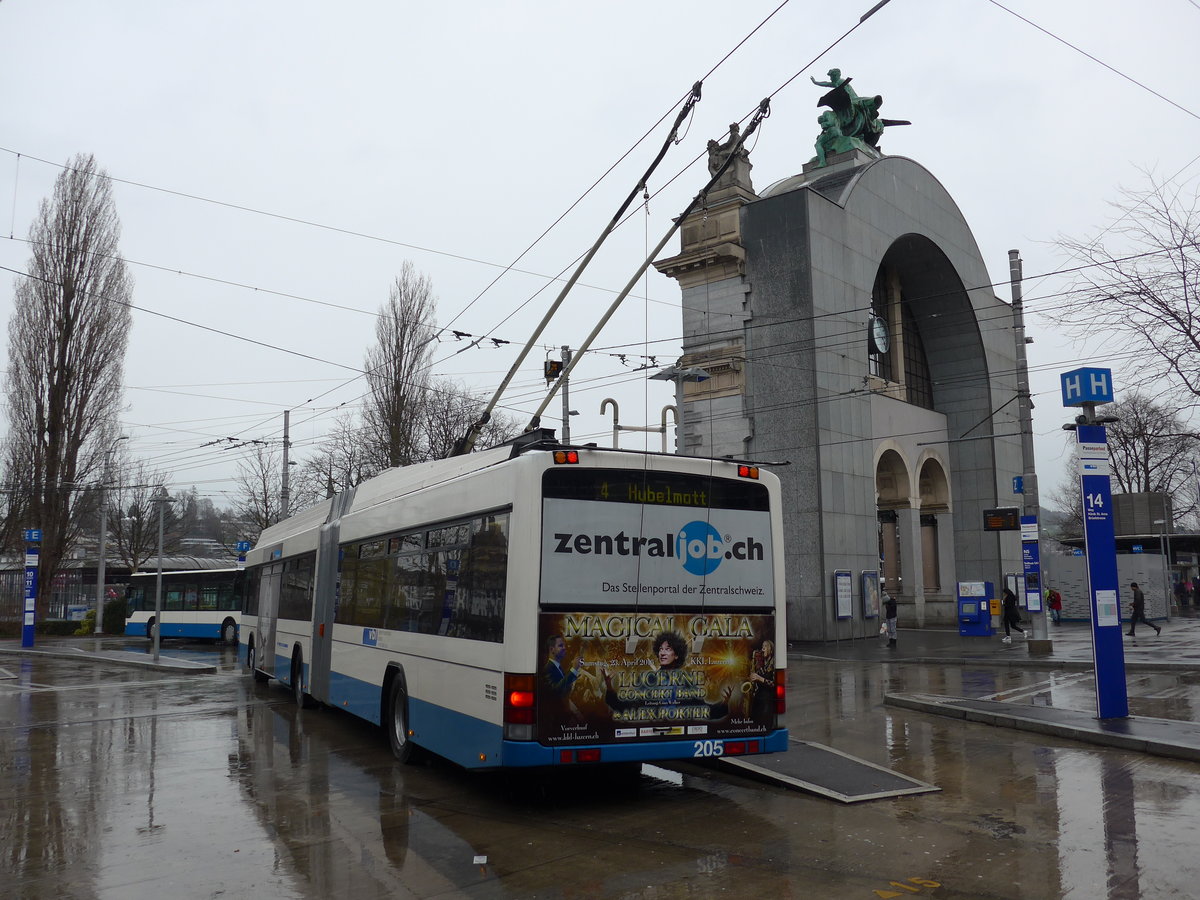 (169'496) - VBL Luzern - Nr. 205 - Hess/Hess Gelenktrolleybus am 25. M�rz 2016 beim Bahnhof Luzern