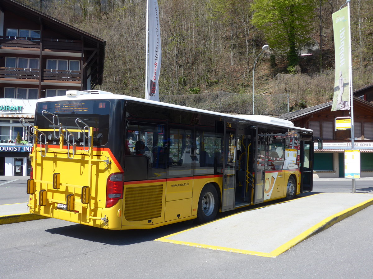 (169'853) - Fl�ck, Brienz - Nr. 3/BE 568'700 - Setra am 11. April 2016 beim Bahnhof Brienz
