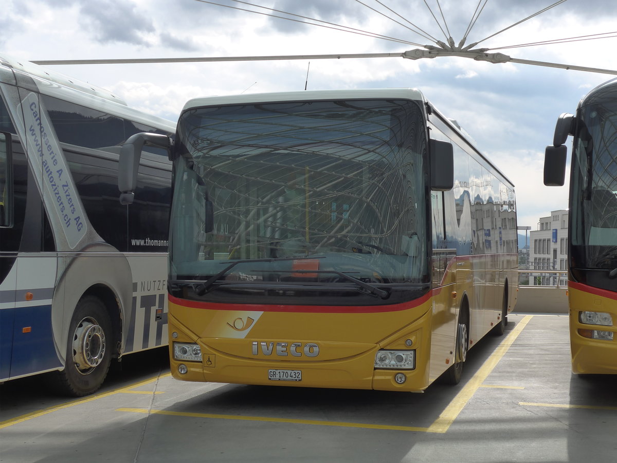 (170'948) - PostAuto Graub�nden - GR 170'432 - Iveco am 16. Mai 2016 in Chur, Postautostation