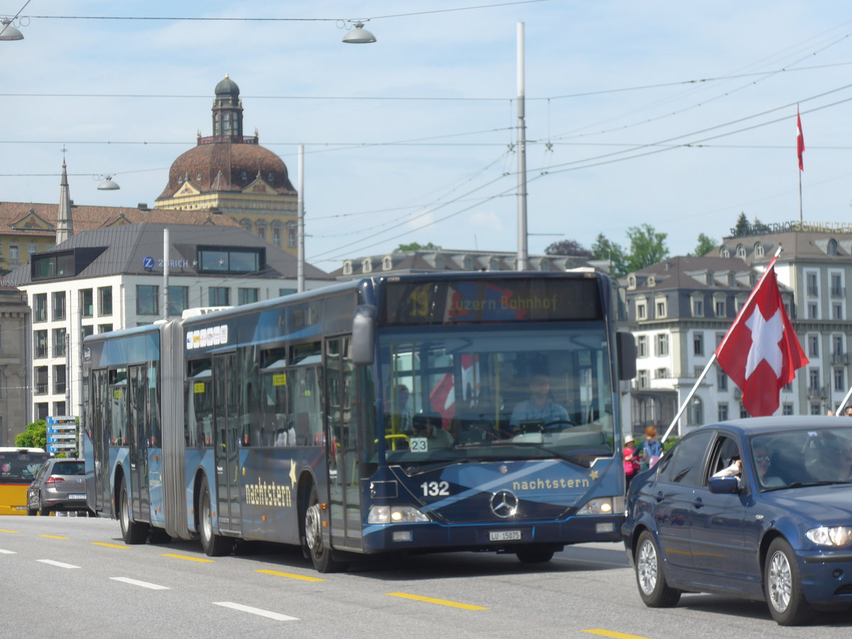 (171'385) - VBL Luzern - Nr. 132/LU 15'075 - Mercedes am 22. Mai 2016 in Luzern, Bahnhofbr�cke