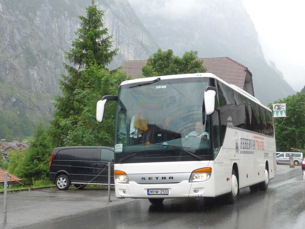 (171'737) - Aus Ungarn: Feh�rv�r Travel - MHW-250 - Setra am 12. Juni 2016 in Lauterbrunnen, Dorf