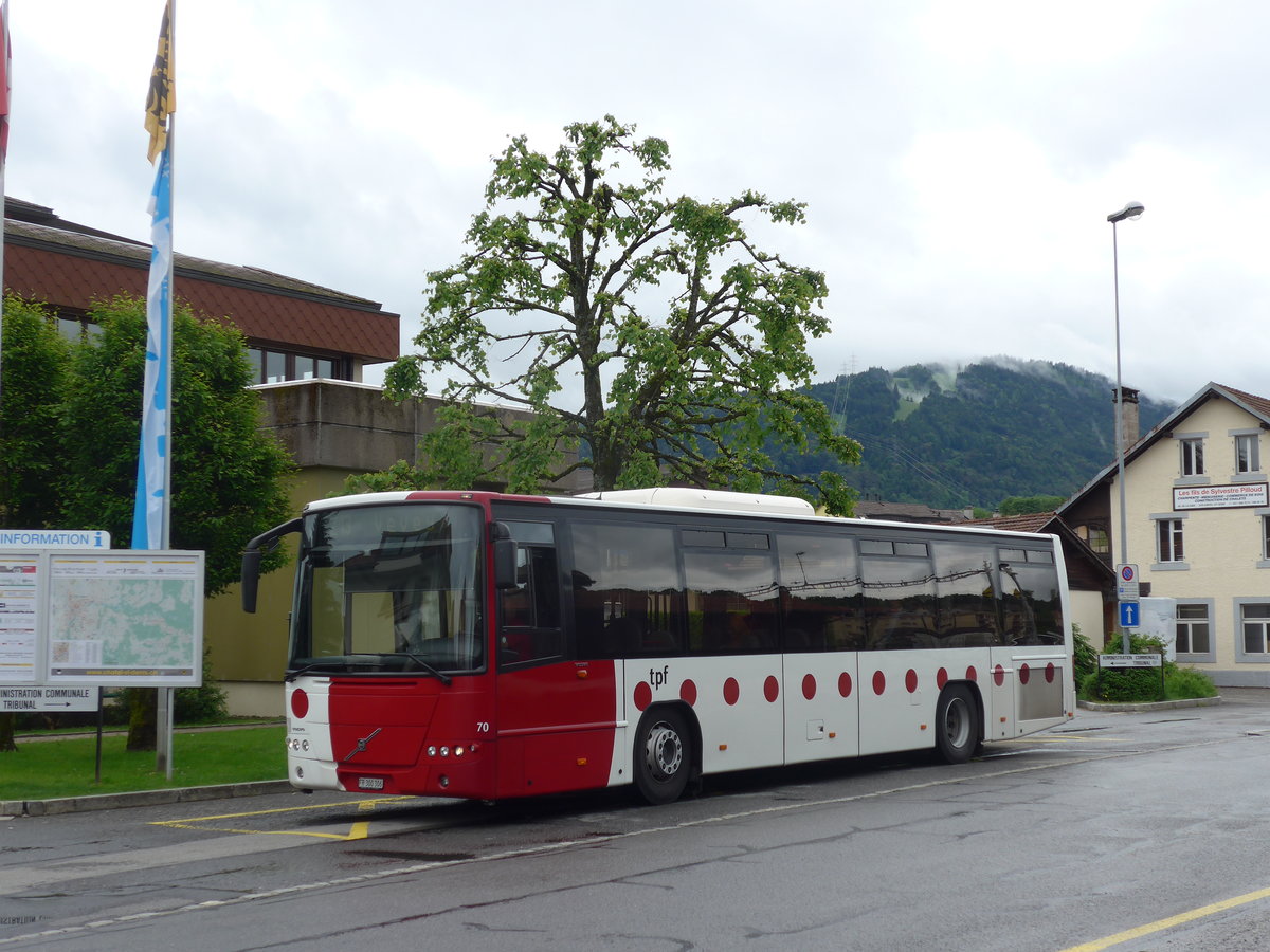 (171'811) - TPF Fribourg - Nr. 70/FR 300'306 - Volvo am 13. Juni 2016 beim Bahnhof Ch�rtel-St-Denis (Einsatz VMCV)