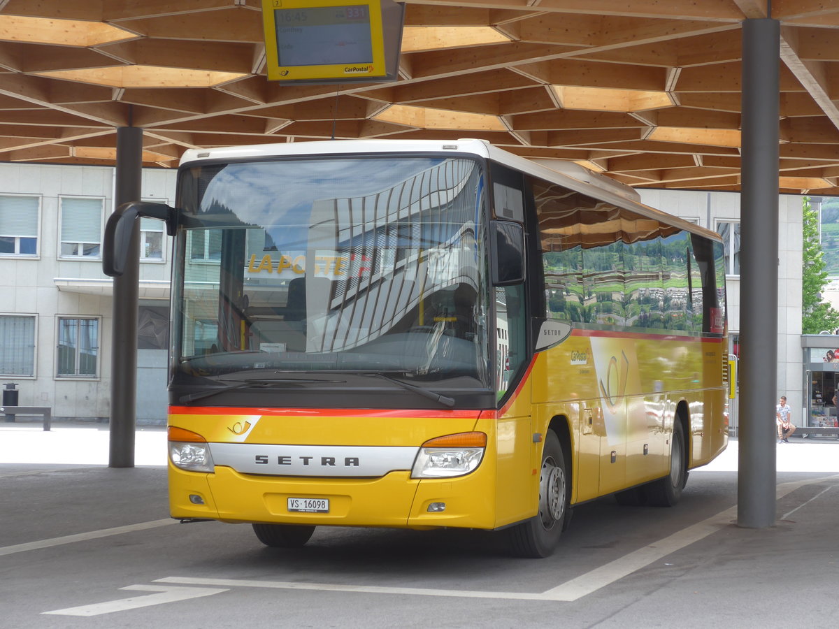 (172'540) - Ev�quoz, Erde - VS 16'098 - Setra am 26. Juni 2016 beim Bahnhof Sion