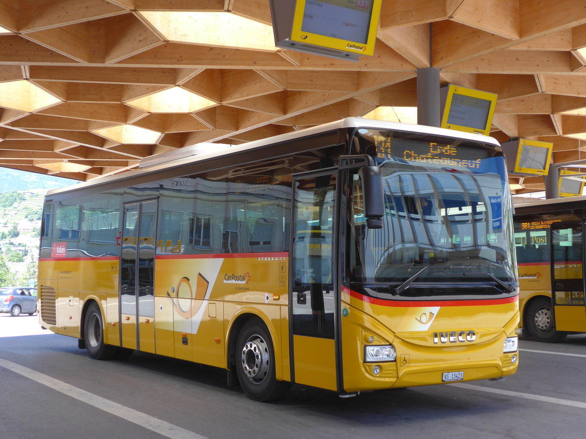 (172'708) - Ev�quoz, Erde - VS 13'423 - Iveco am 3. Juli 2016 beim Bahnhof Sion