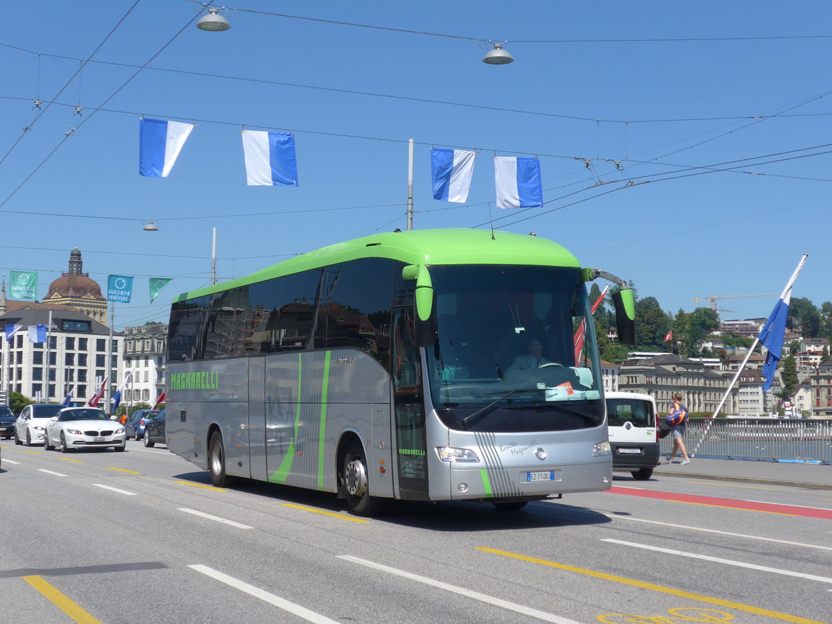 (173'829) - Aus Italien: Magnarelli, Terracina - EZ-774 BJ - Irisbus am 8. August 2016 in Luzern, Bahnhofbr�cke