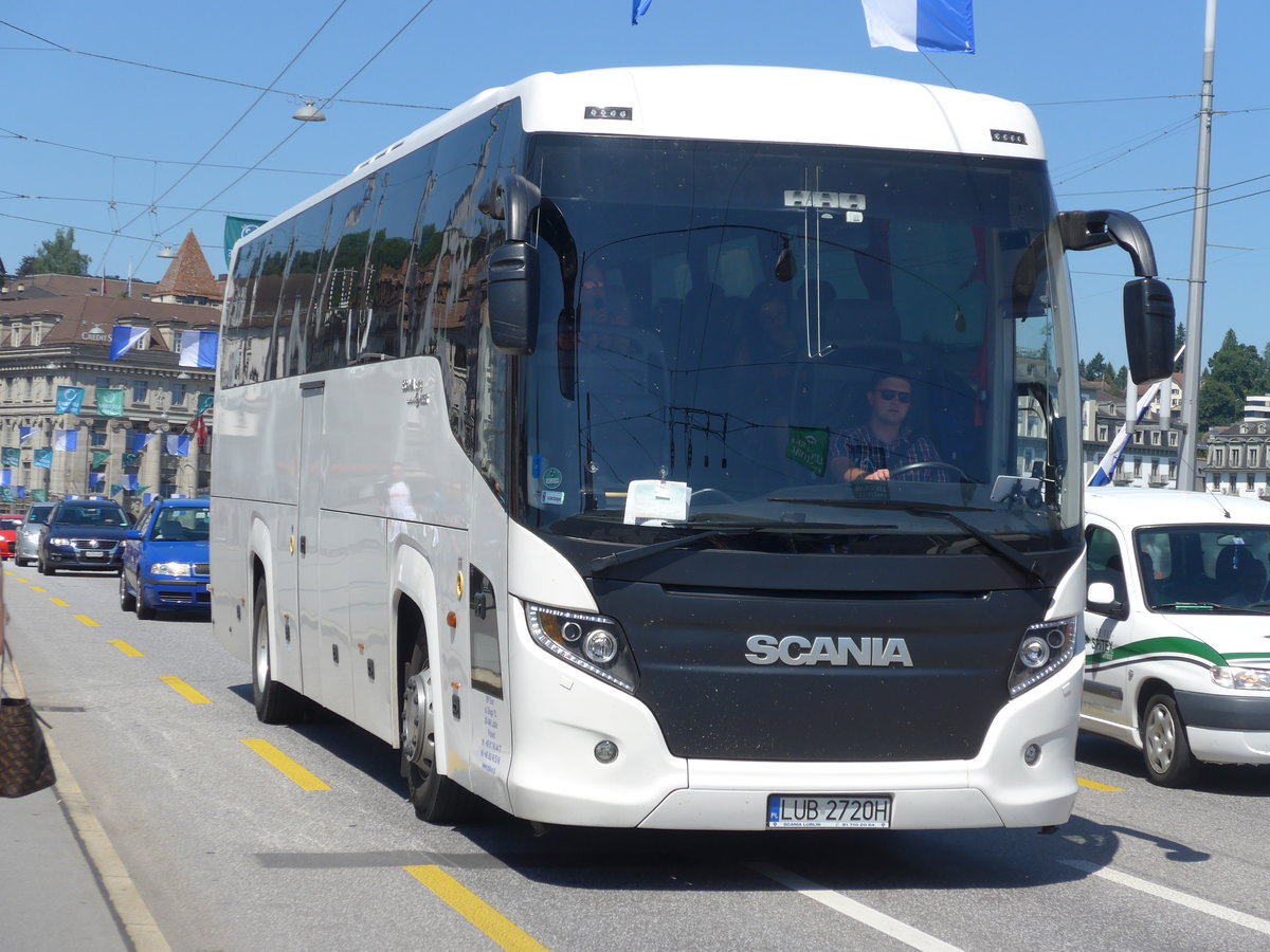 (173'840) - Aus Polen: BP Tour, Lublin - LUB 2720H - Scania/Higer am 8. August 2016 in Luzern, Bahnhofbr�cke