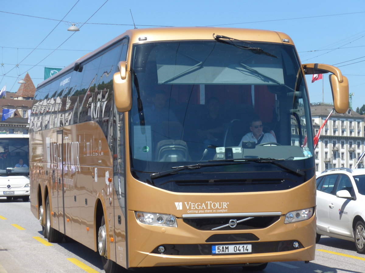 (173'845) - Aus Tschechien: Vega Tour, Praha - 5AM 0414 - Volvo am 8. August 2016 in Luzern, Bahnhofbr�cke