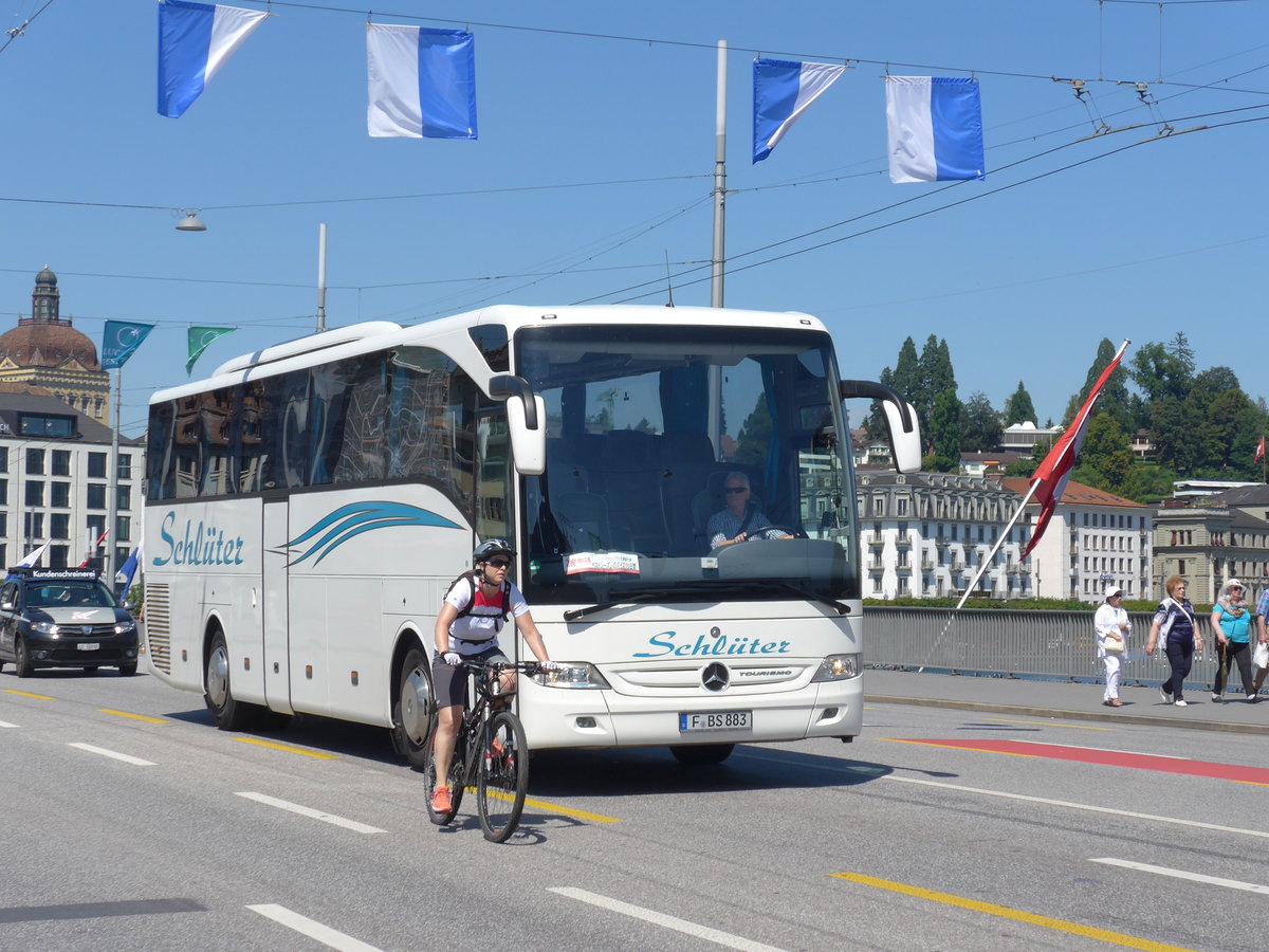 (173'855) - Aus Deutschland: Schl�ter, Frankfurt - F-BS 883 - Mercedes am 8. August 2016 in Luzern, Bahnhofbr�cke